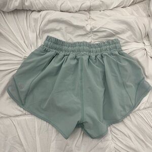 lululemon hotty hot shorts in sage green size 2 high rise 2.5 inch